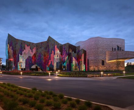 การสร้างลวดลายบนแผ่น Crystal Board เพื่อสร้างอัตลักษณ์ให้กับงานสถาปัตยกรรม