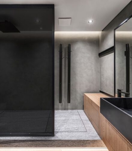 ตกแต่งห้องน้ำที่สะท้อนความวาวเหมือนหยดน้ำ กับ “Crystal Board รุ่น Reflection” วัสดุทดแทนกระจก ที่เพิ่มความ luxury ราวกับห้องน้ำในโรงแรม