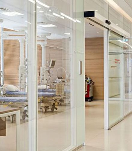 ประตูบานเลื่อนจากวัสดุทดแทนกระจก โปร่งแสง Crystal Board “คริสตัลบอร์ด” หรูหรา ทันสมัย ที่มาพร้อมระบบเซ็นเซอร์ จาก Firstsheet