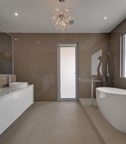 ผนังกั้นห้องน้ำที่เรียบหรูและปลอดภัยกว่าเดิม กับการใช้วัสดุพื้นผิวแวววาวที่ทดแทนกระจก “Crystal Board รุ่น Reflection” จาก Firstsheet