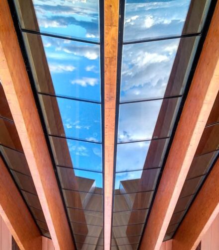 วัสดุอะไรที่ใช้งานทดแทนกระจกใส กระจกฝ้า กระจกเงา ได้บ้าง?